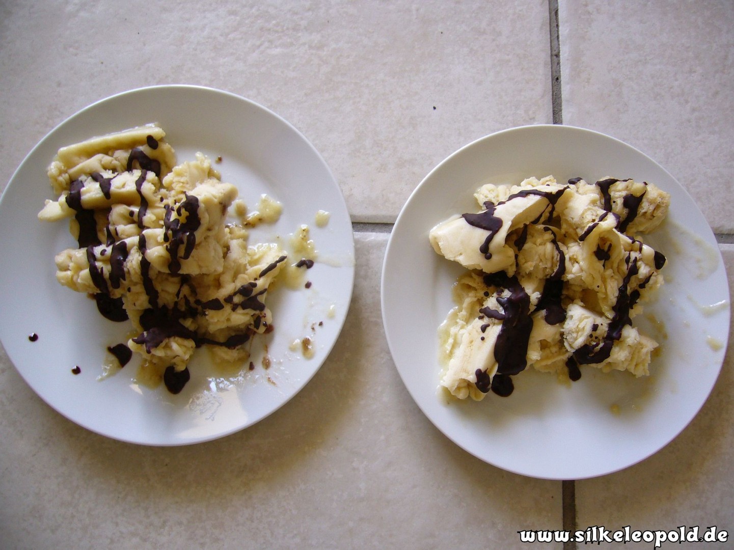 Bananeneis mit Glasur auf Teller
