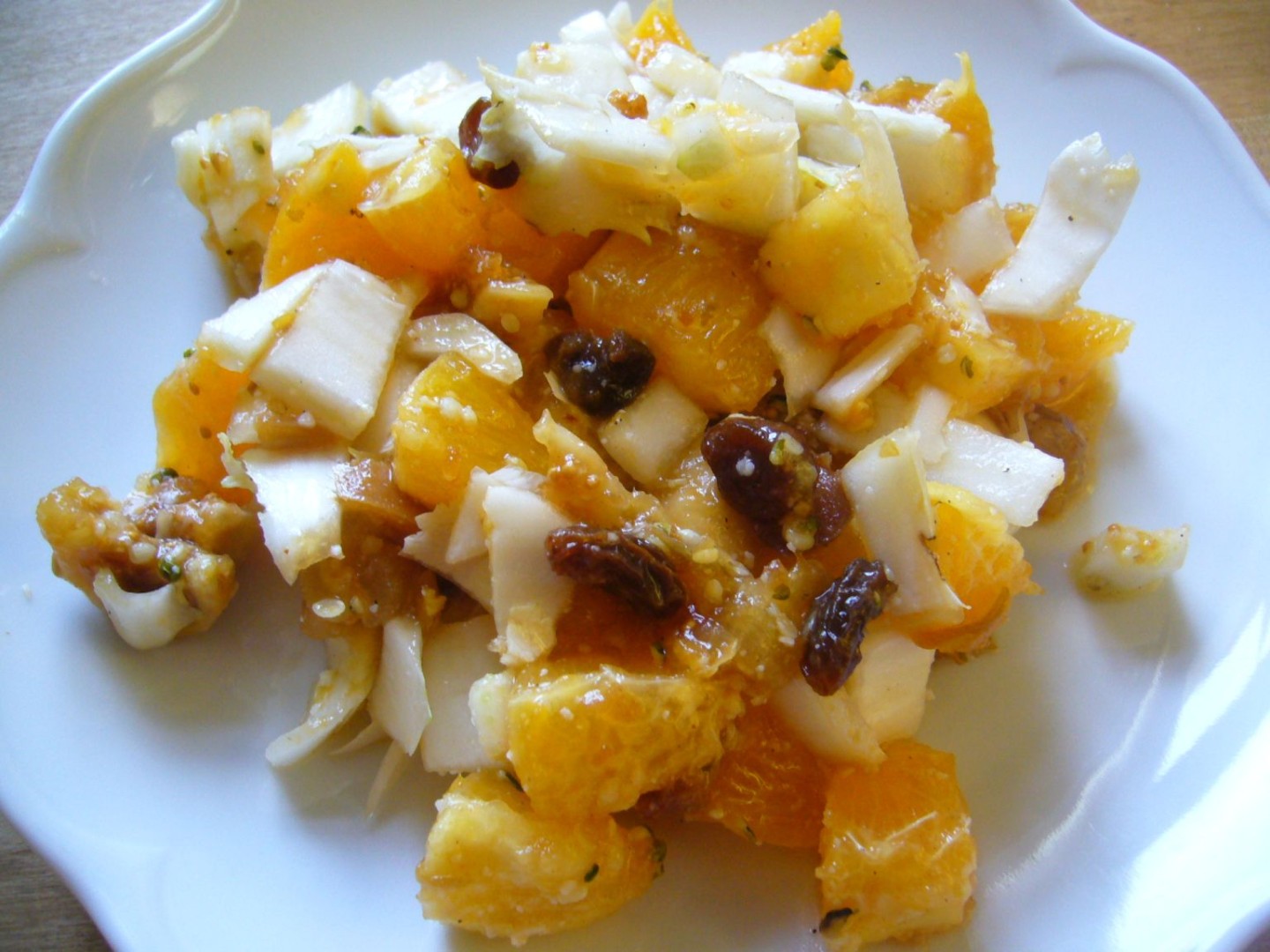 Orangensalat mit Trockenfrüchten und Gewürzen
